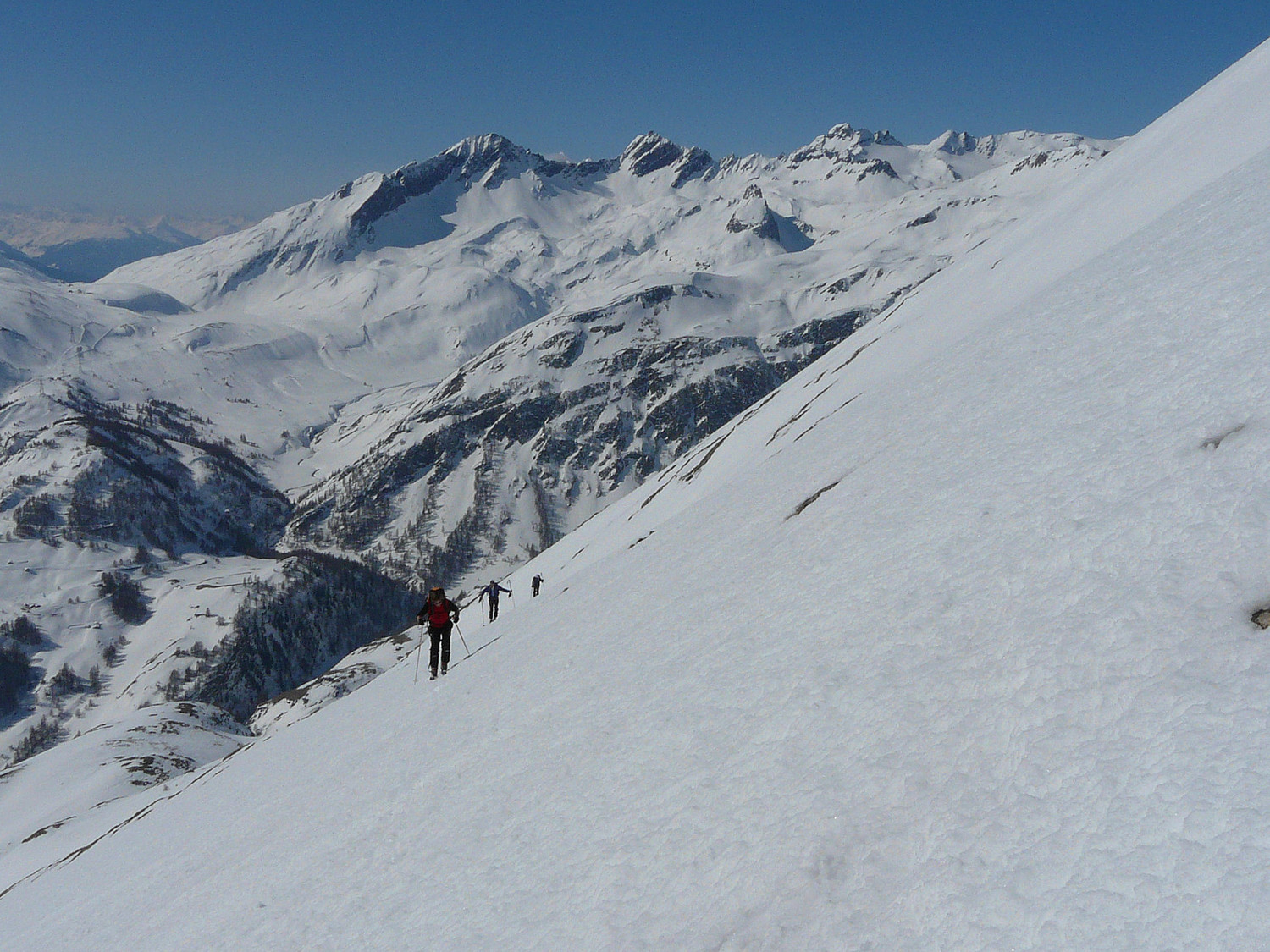 Durant la montée sur les pentes soutenues de la face S (Belleface Val d'Aoste)