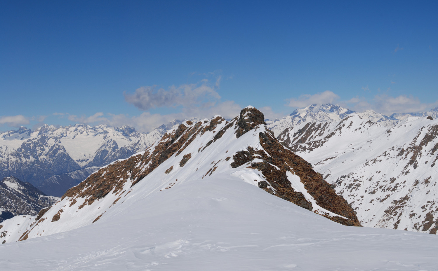 Il Pizzo del Vallone 2249 m presso la sella verso la Cima di Lemma Occ.