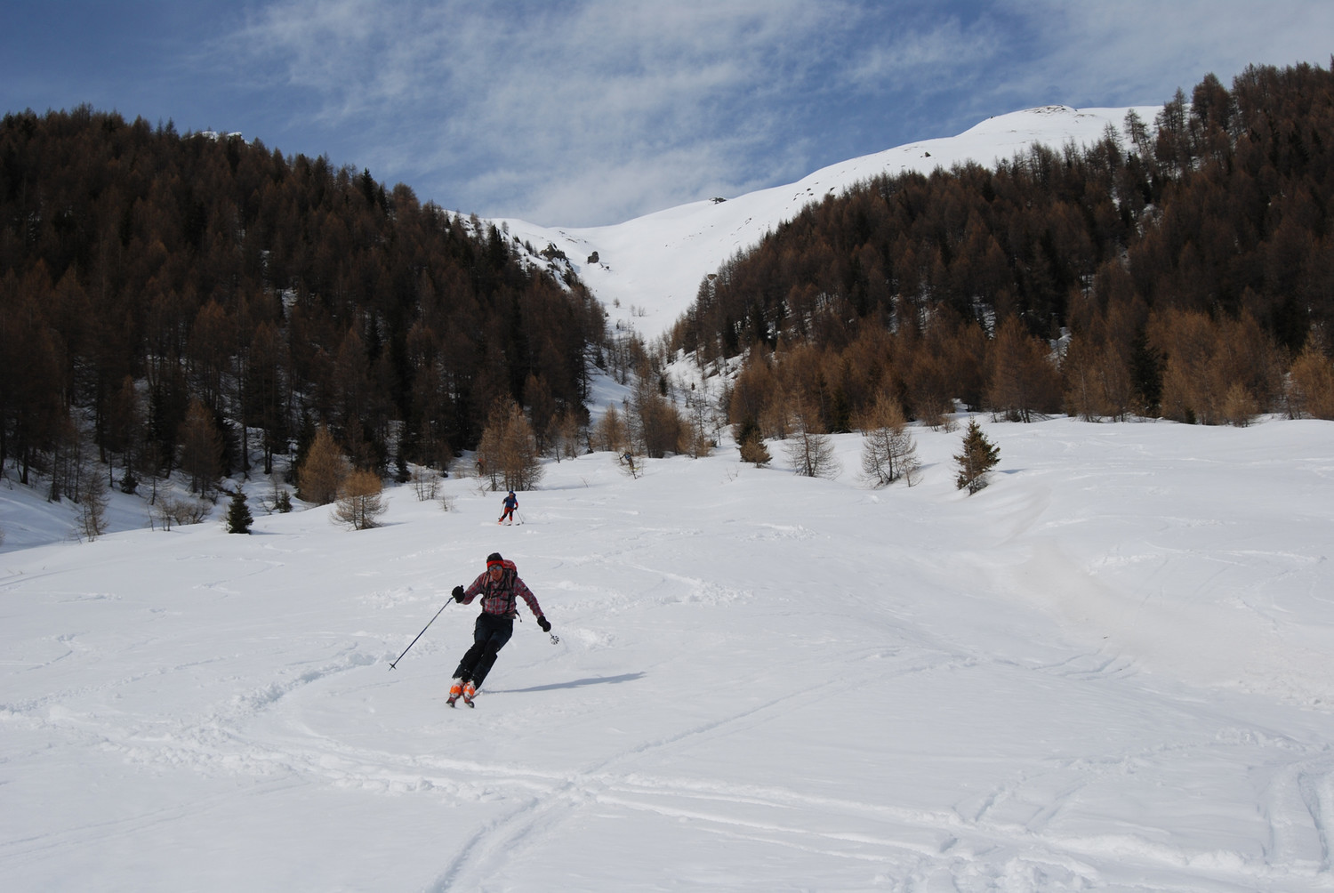Gianluca scivola su bella neve, scendendo dalla Punta di Pollore 2965 m.