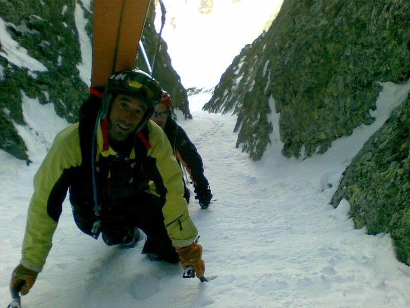 armet rouge couloir en S : julien et lo au milieu du couloir