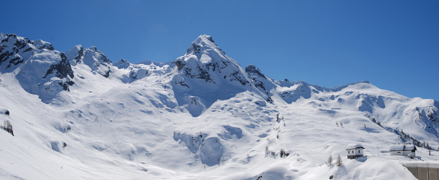 Dal muro della diga di Pescegallo 1865 m Il Valun di Fereri ed il Munt de Sura a dx.