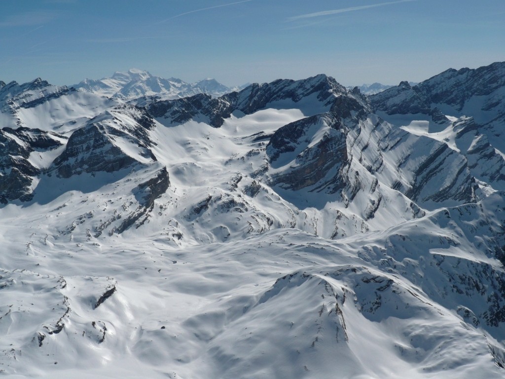 Vue du sommet sur la Tête à Pierre Grept, le vallon de Paneirosse (itinéraire du col des Chamois), le col des Essets etc...