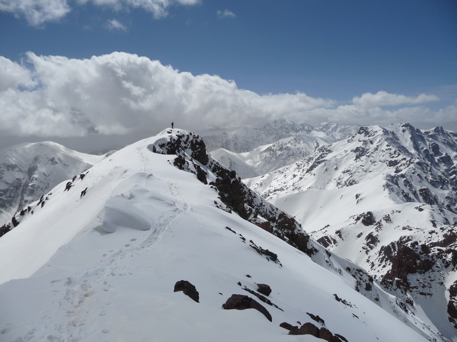 iguenouane sommet ( vue sur Tinimil, Toubkal, Aksoual, tizi likemt )