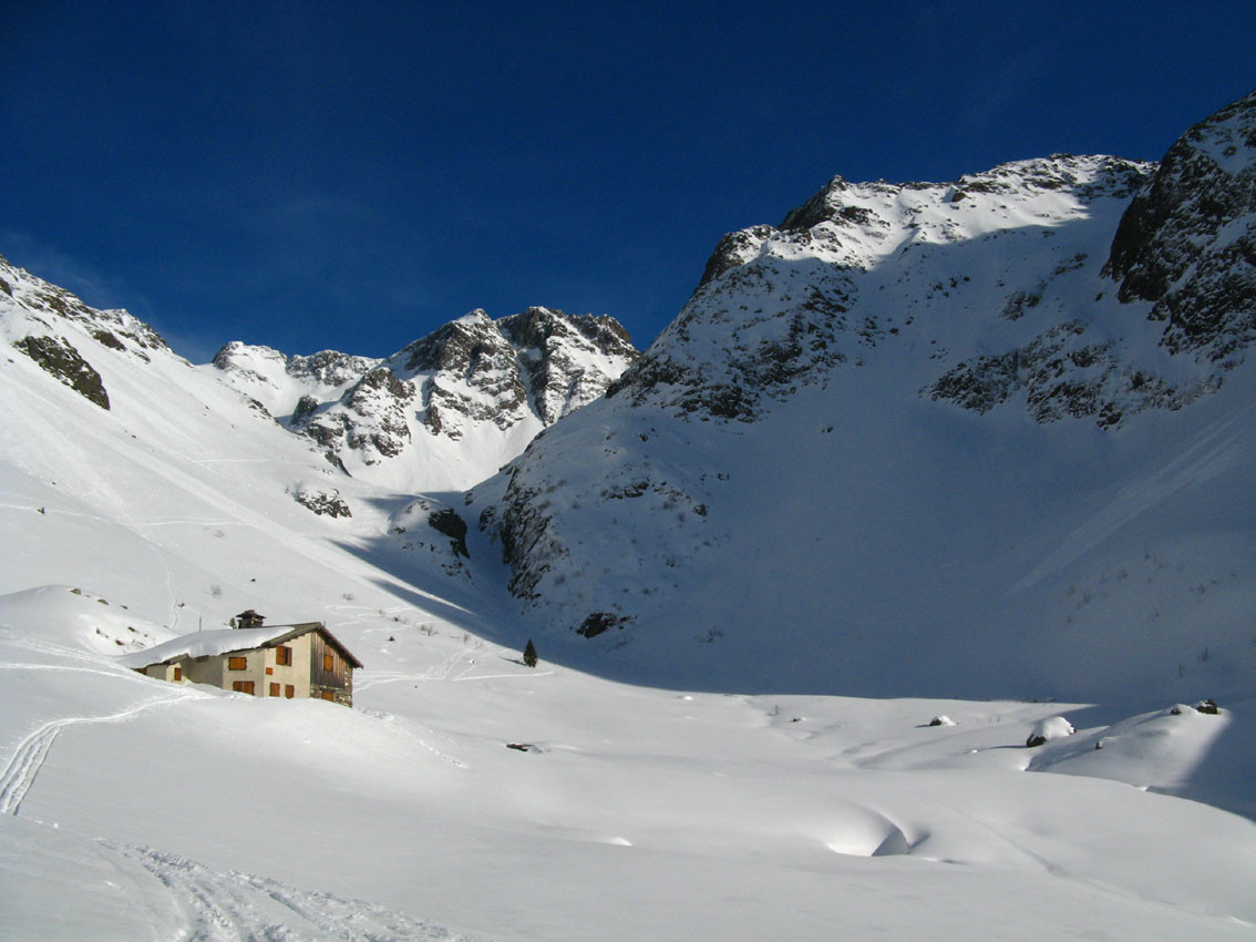 Plaisirs de la dernière descente dans une vallée magnifiquement enneigée