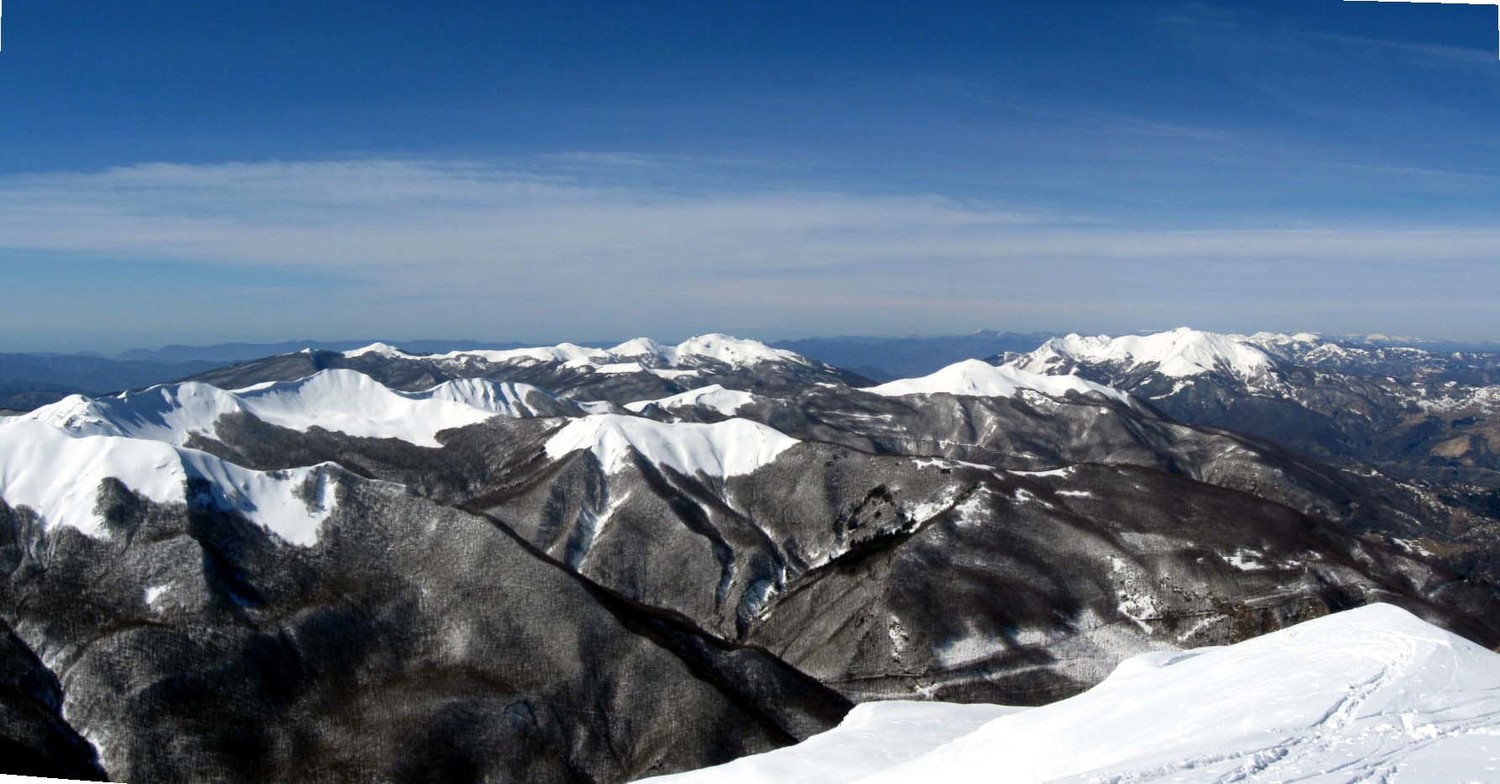 Panorama da SW a NW dalla cima del Monte Cusna, si vede Porto Venere