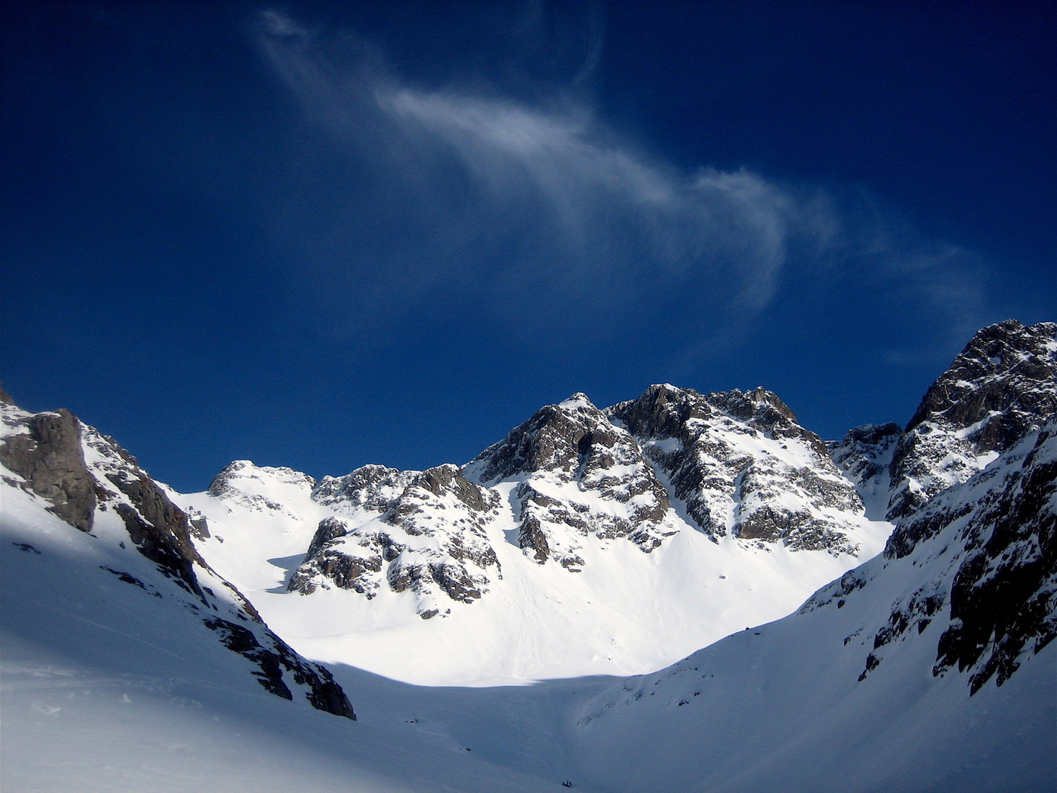 Crête de la Marmottane : De gauche à droite: le couloir NW de gauche de la Marmottane, le NW direct et le couloir NW de la Breche de la Marmottane