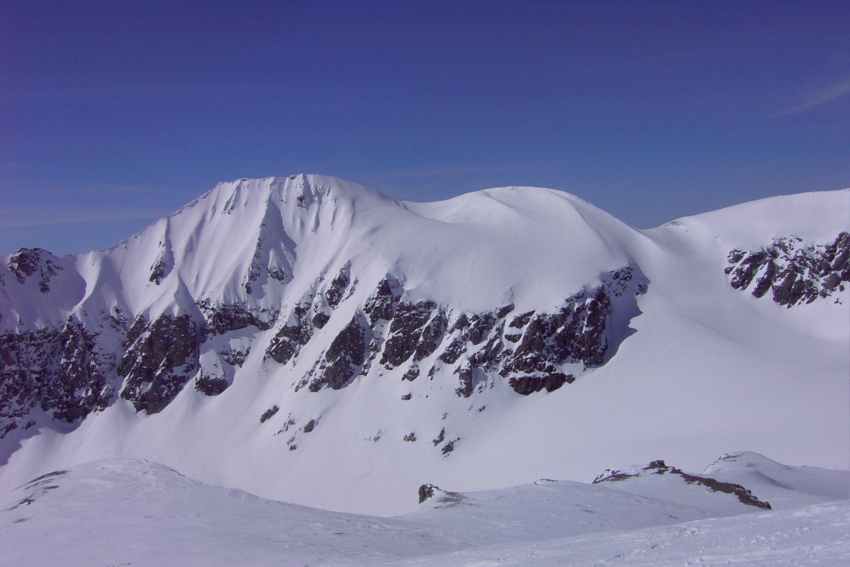 Piz Segnas à droite la montée raide vers le col