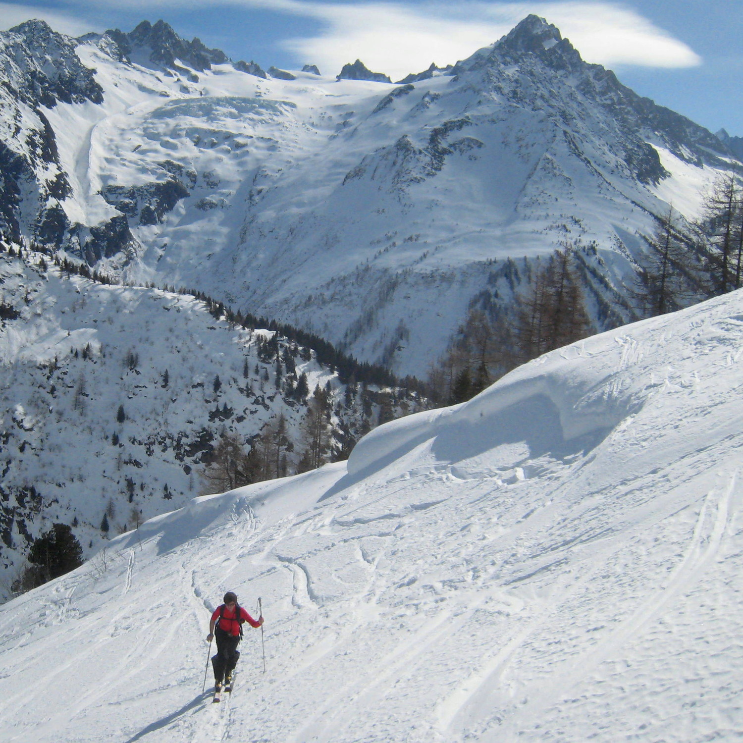 Anne sous la tête de Praz Torrent, sur fond d'Aiguille du Tour, Tête Blanche, Grande Fourche, Chardonnet et Dolent !
