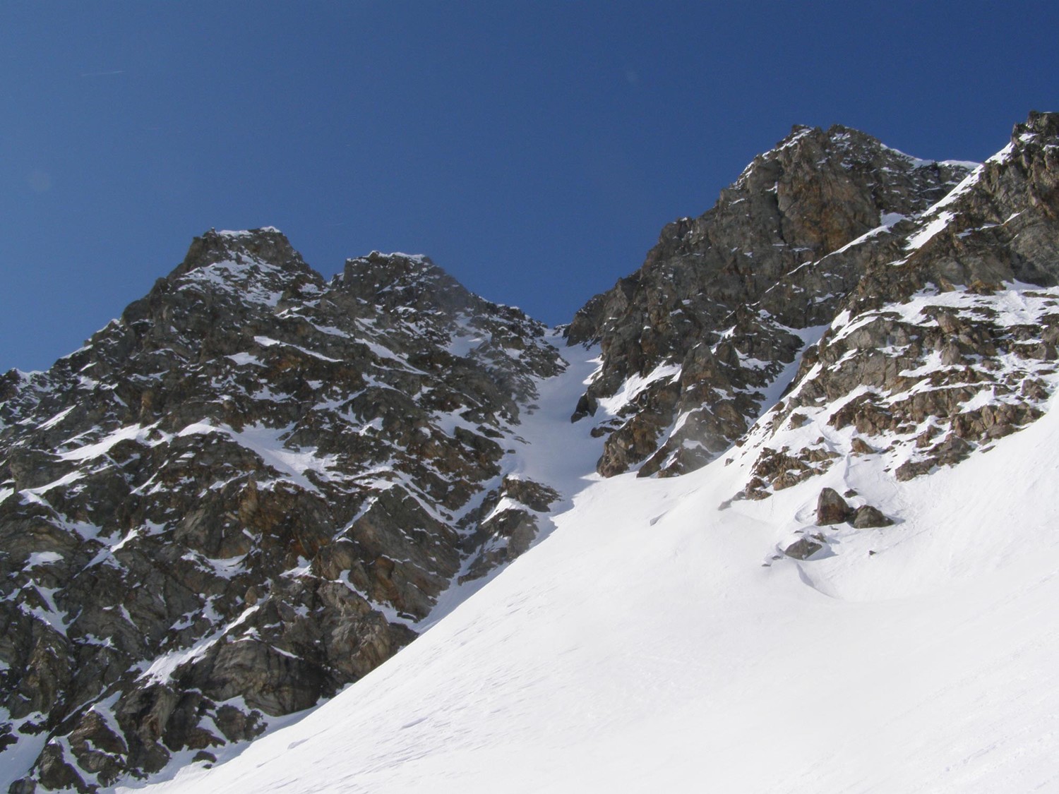 Il canale "sinuoso"...tanta neve e bella dura...