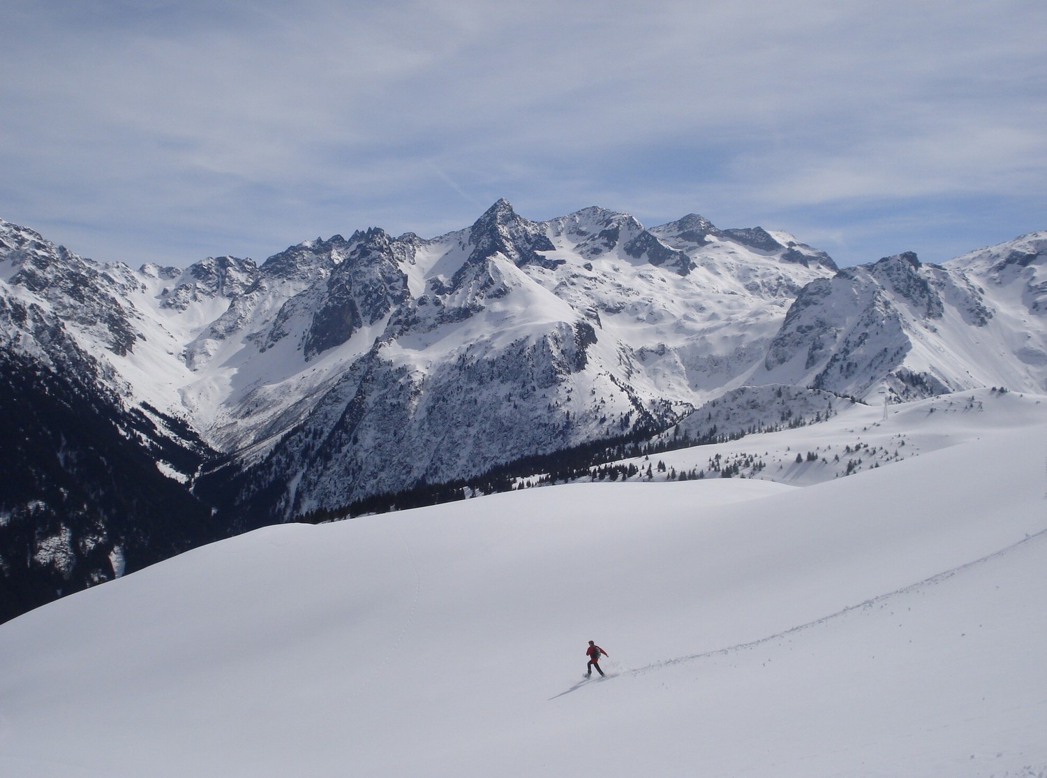 Michmuch dans la profonde, à la descente du Cul de Pet, sur fond de Rocher Blanc