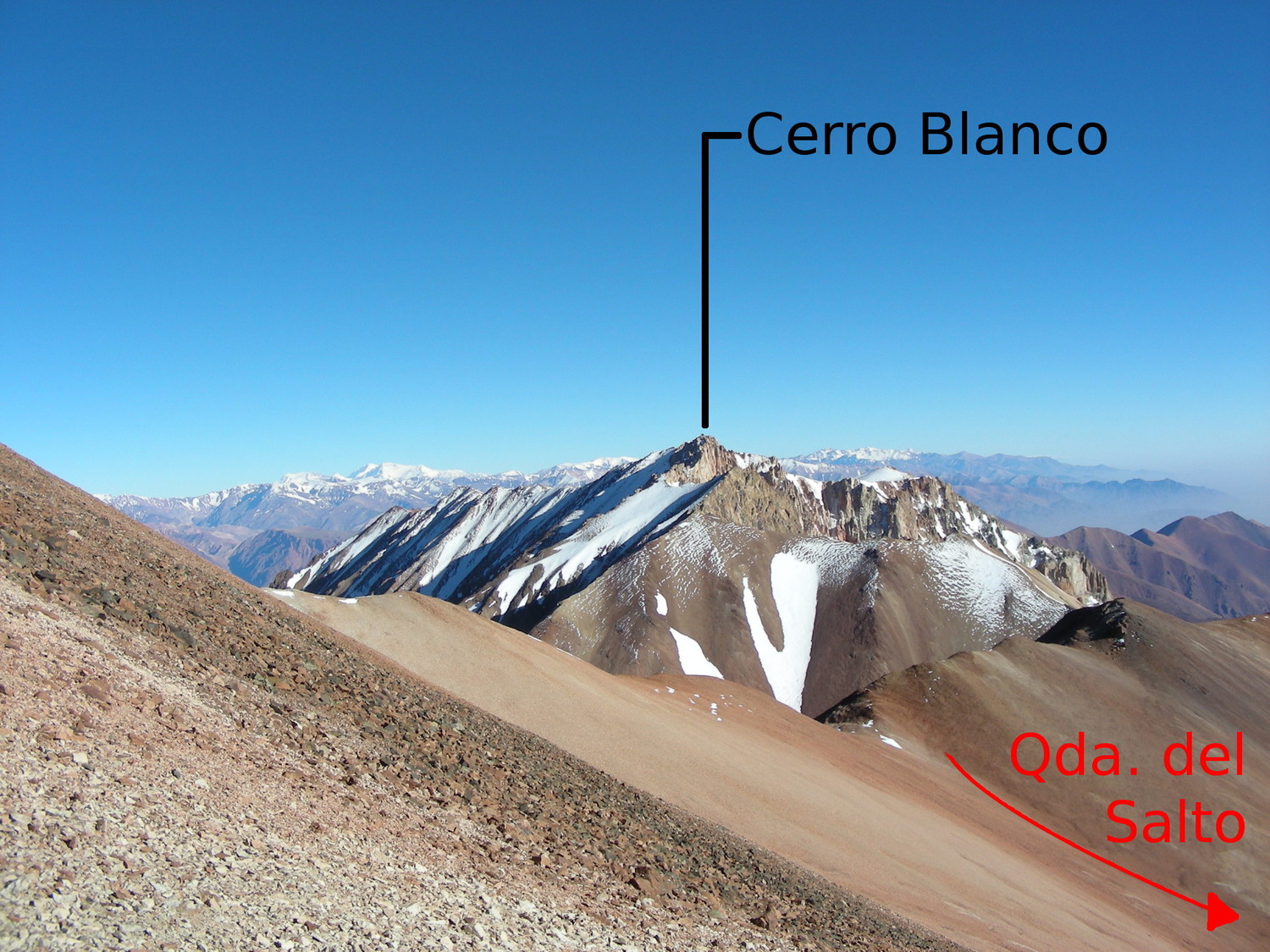 Le Cerro Blanco vu de l'Agustin Alvarez (au SSE) en janvier 2009