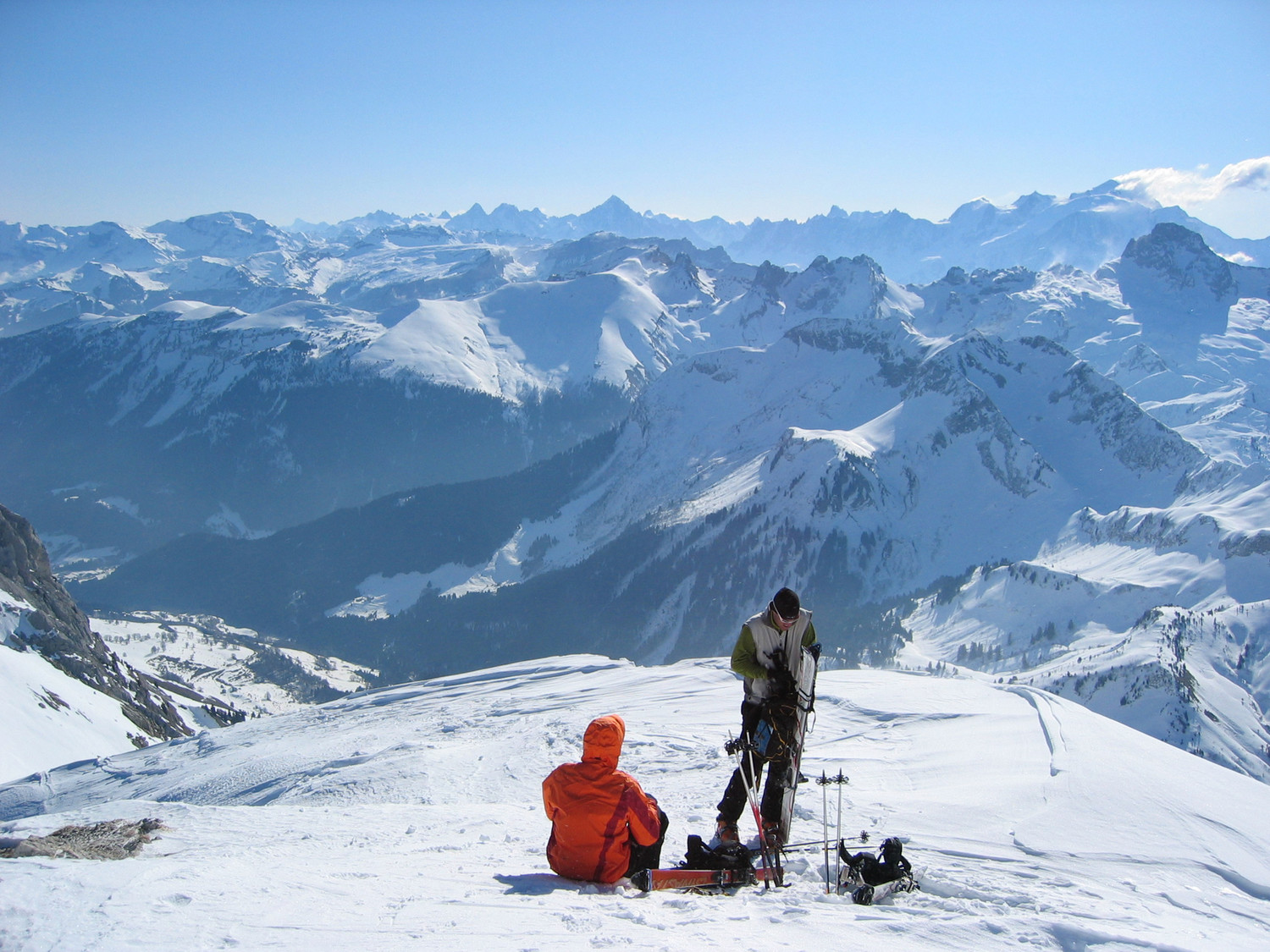 Pointe Blanche, pause au sommet face au Aravis