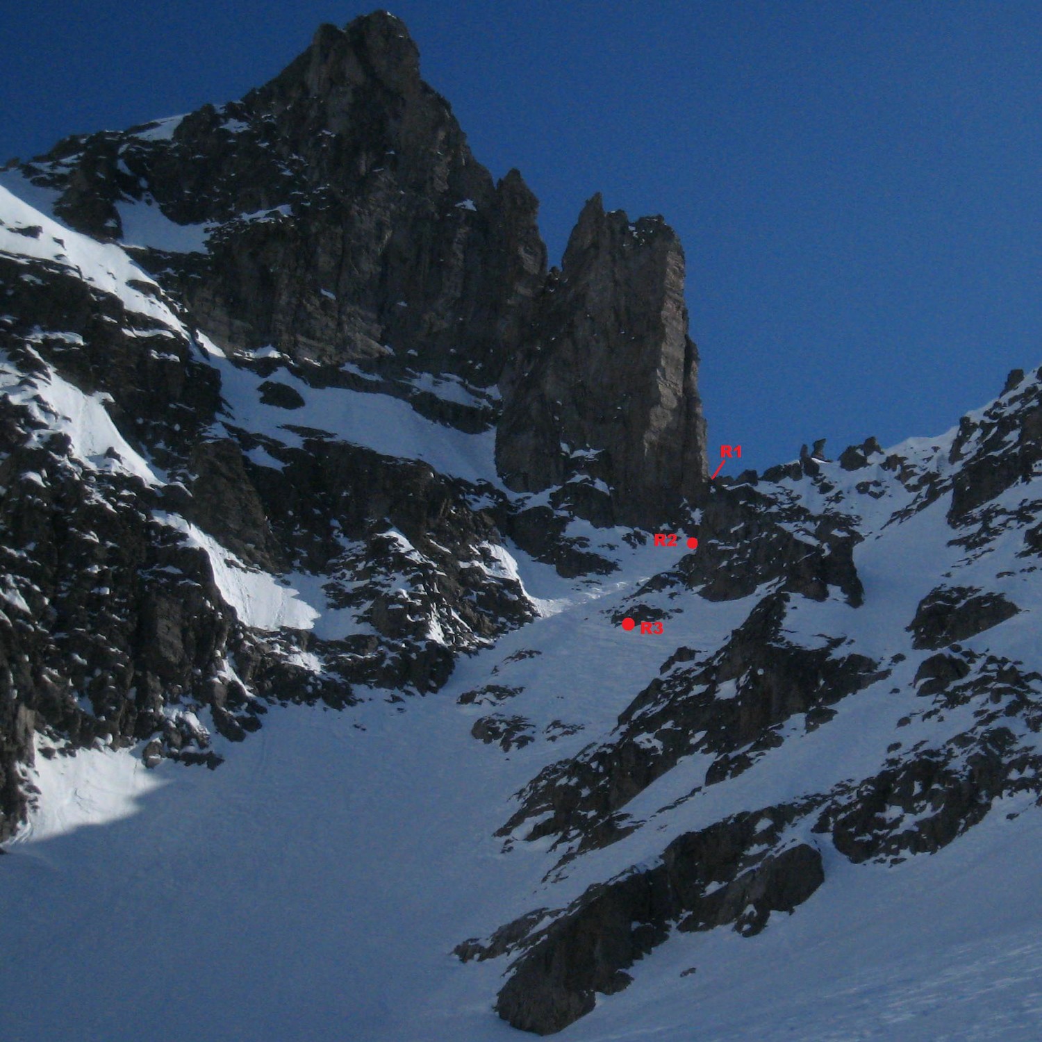 Les relais sous le col du Belvédère: R1 au col, R2 à 30m, R3 encore à 30m...