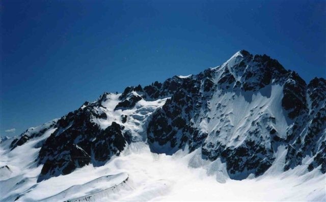 couloir nord est de la pyramide à l'extrème droite de la photo