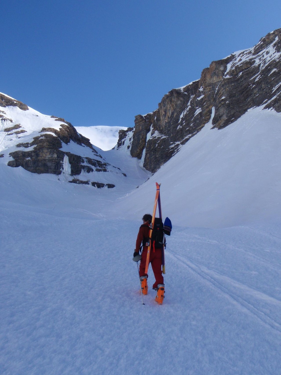 Goulet vers 2250m - Au fond la Pointe de Reyna