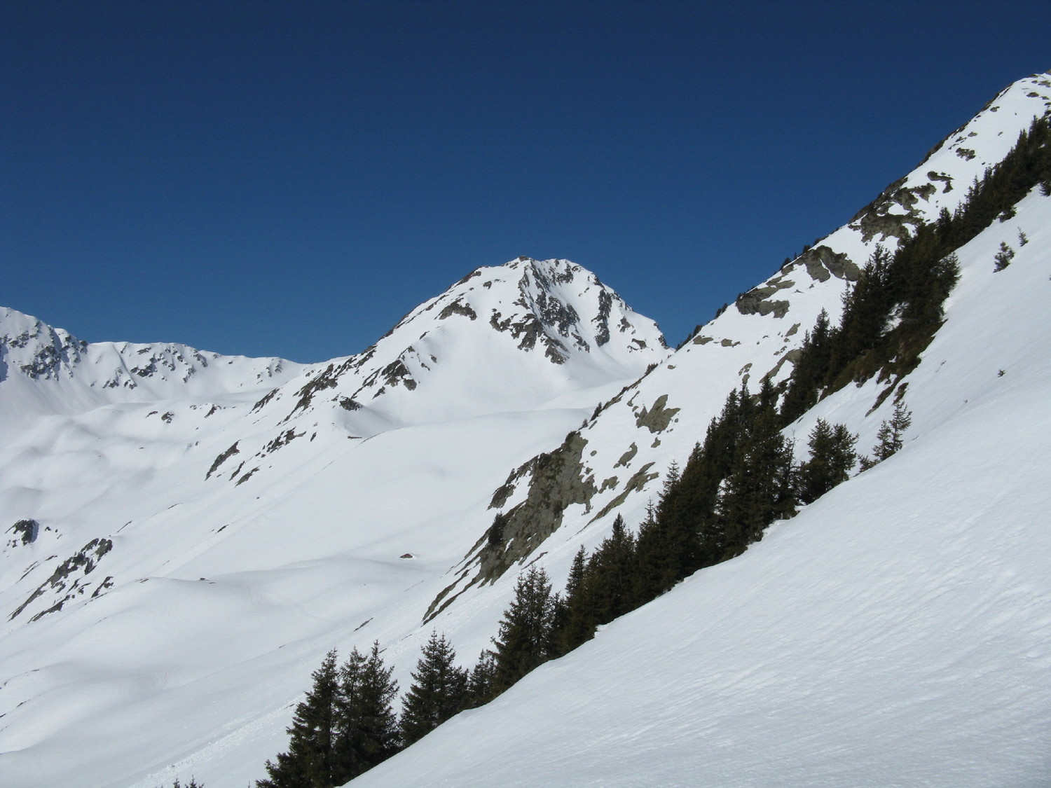 La face sud-est vue depuis l'itinéraire de la légette avant de passer dans le cirque Mirantin-Grande journée
