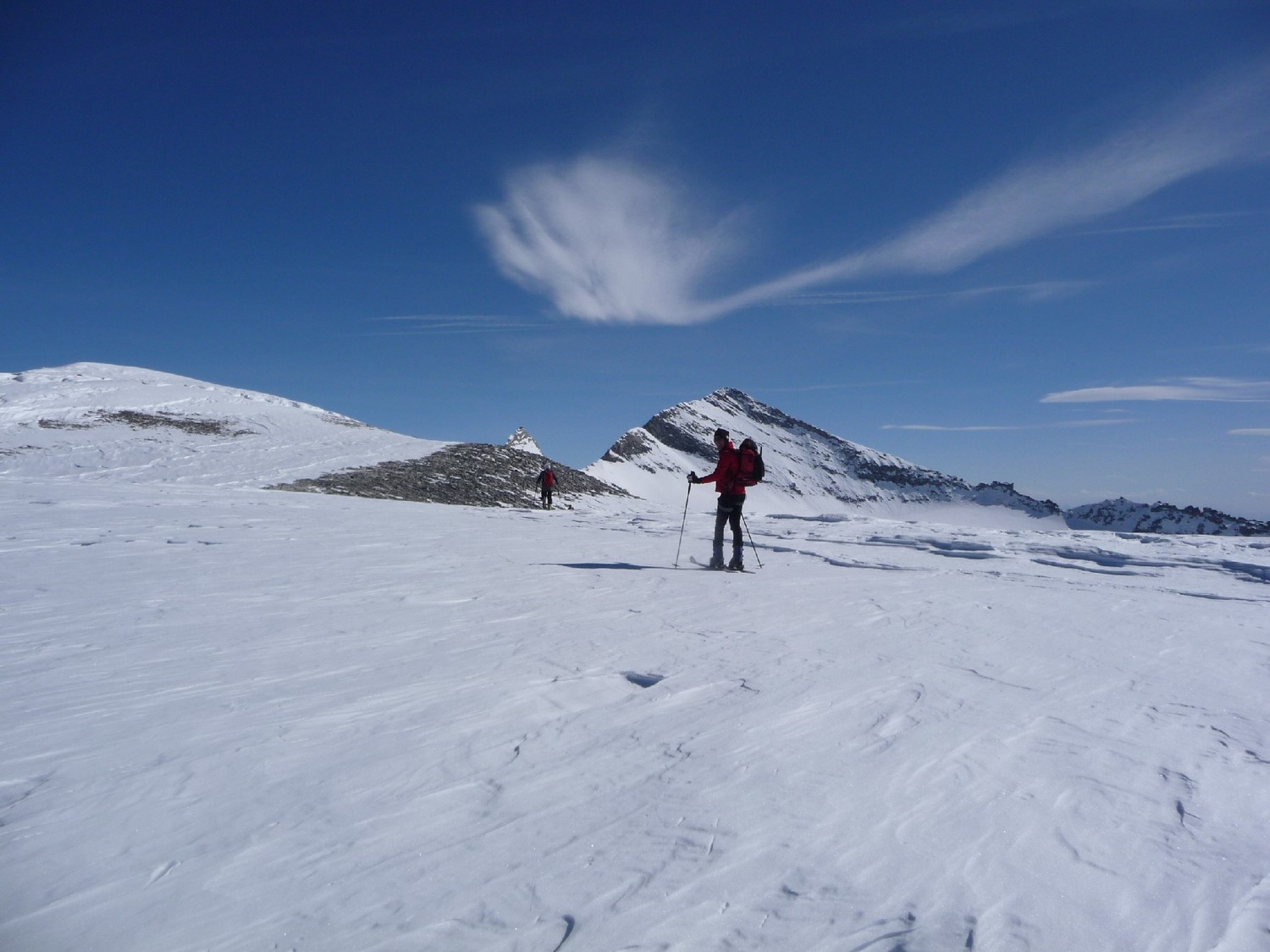 Il Leone dal Breithorn Pass - deposito sci all'intaglio della cresta dx