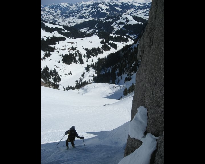 Descente en neige poudreuse dans la combe du Gumm