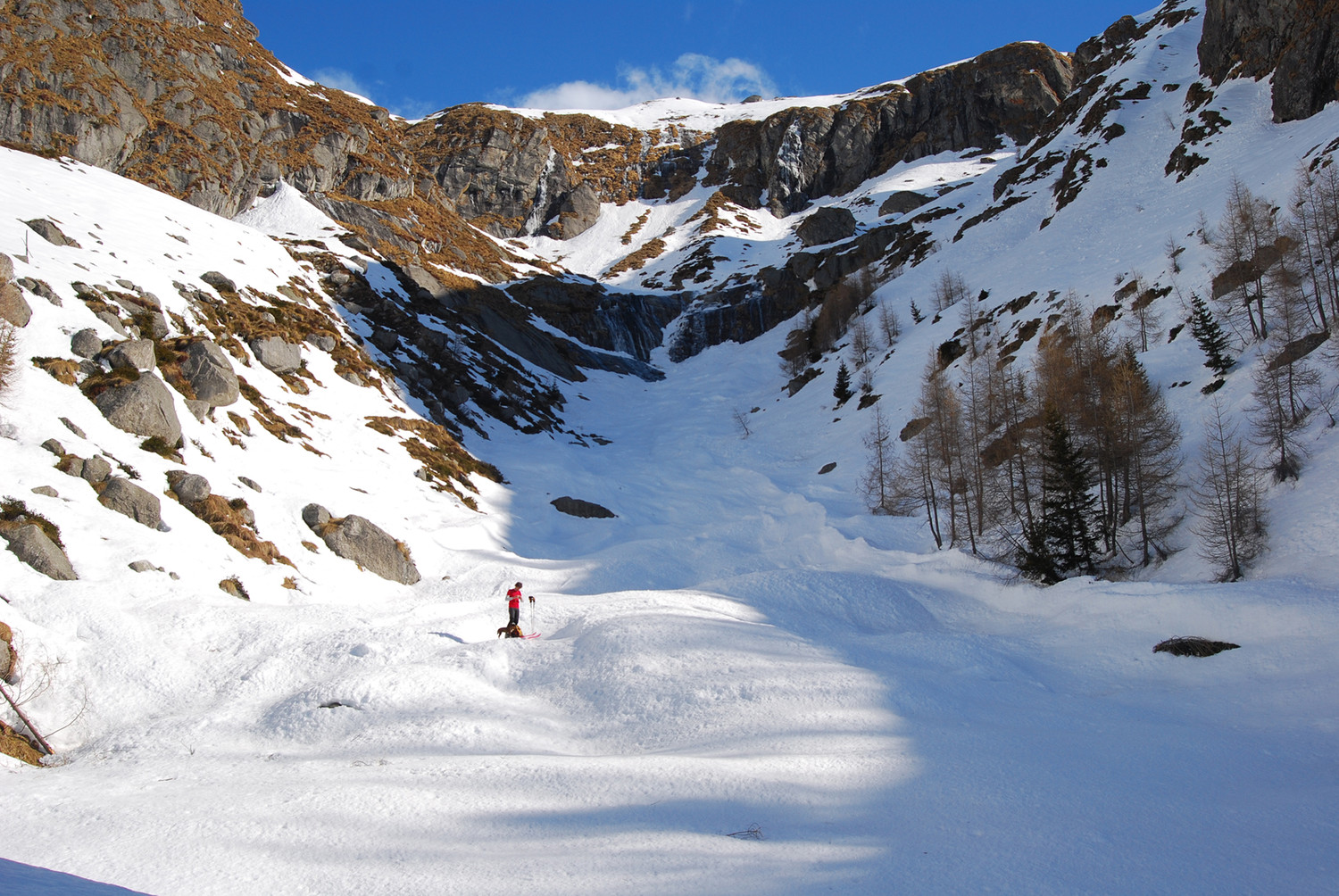 Il canale con la barra rocciosa da aggirare da dx verso sx.