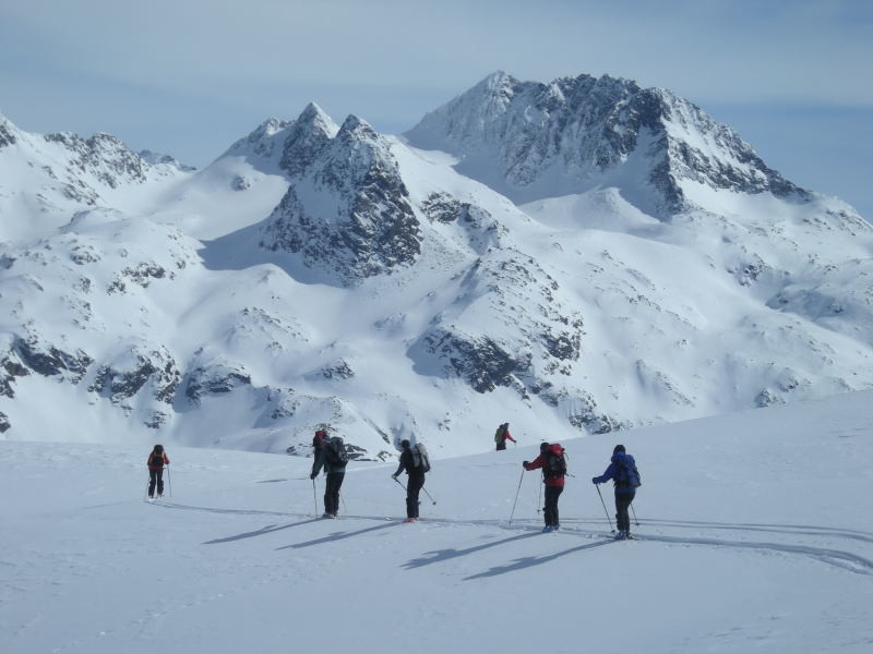Dans la descente du Guggernüll, au loin le Surettahorn
