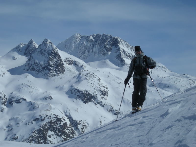 Vincent dans la descente du Guggernüll, au loin le Surettahorn