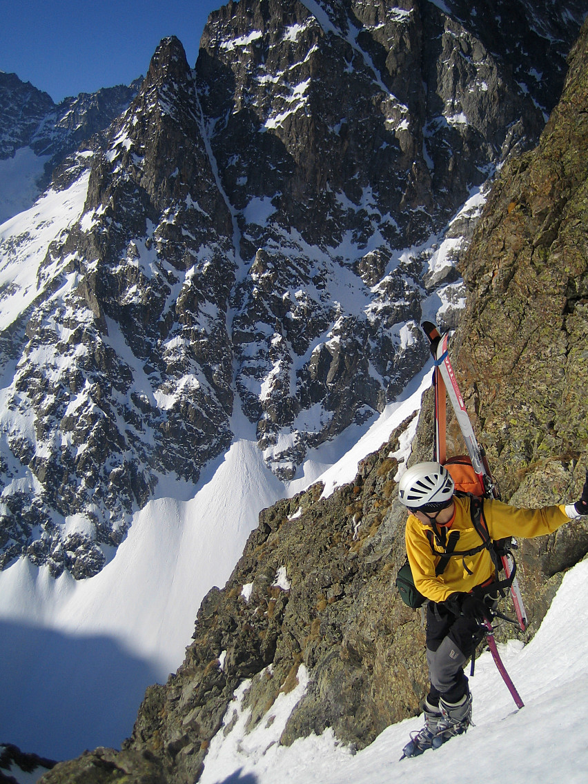 Dans le couloir du bas de la face S de la Pointe Gravelotte, en face du Col de la Bête
