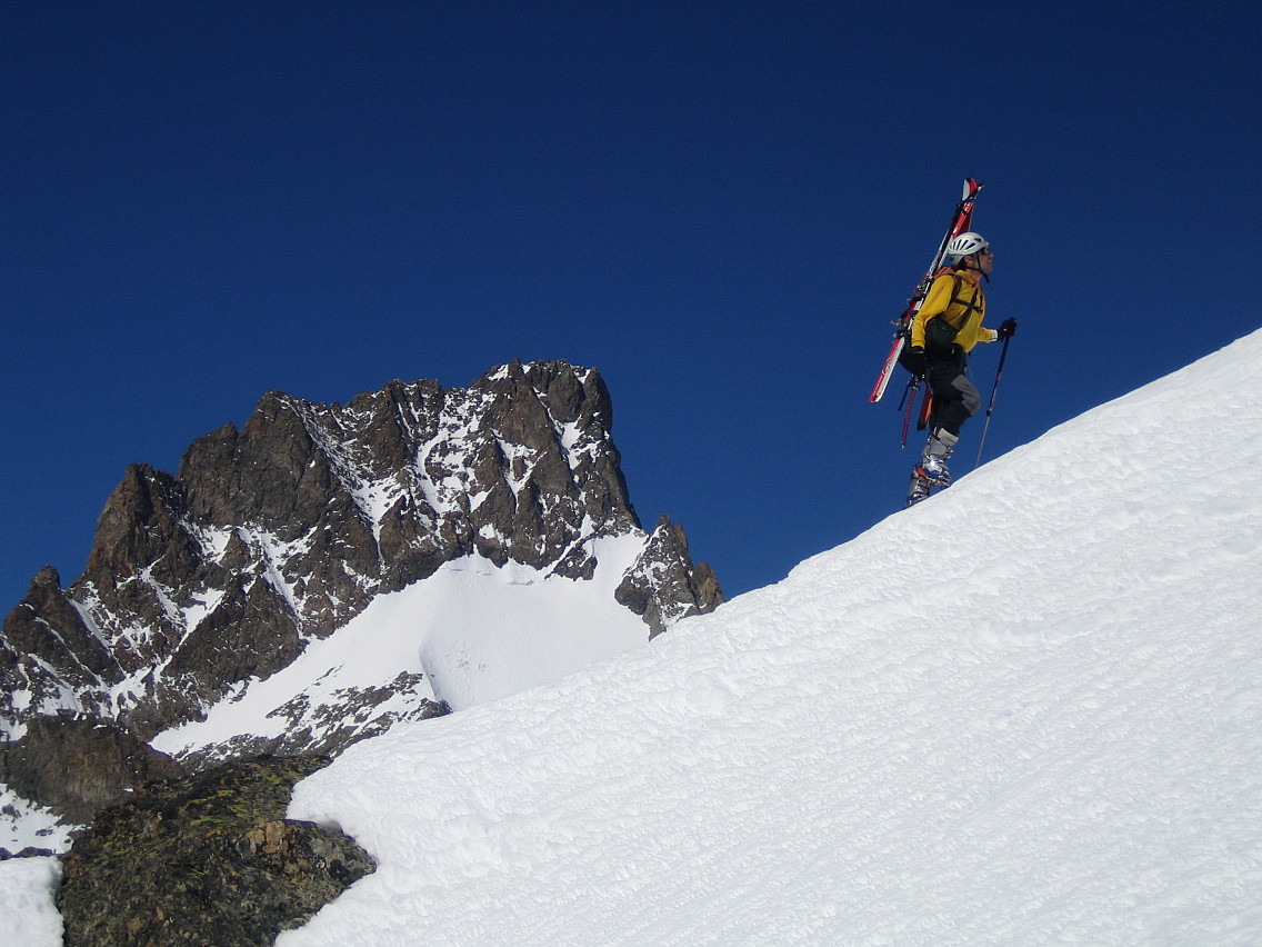 Dans la face S de la Pointe Gravelotte, devant le Pic Gaspard