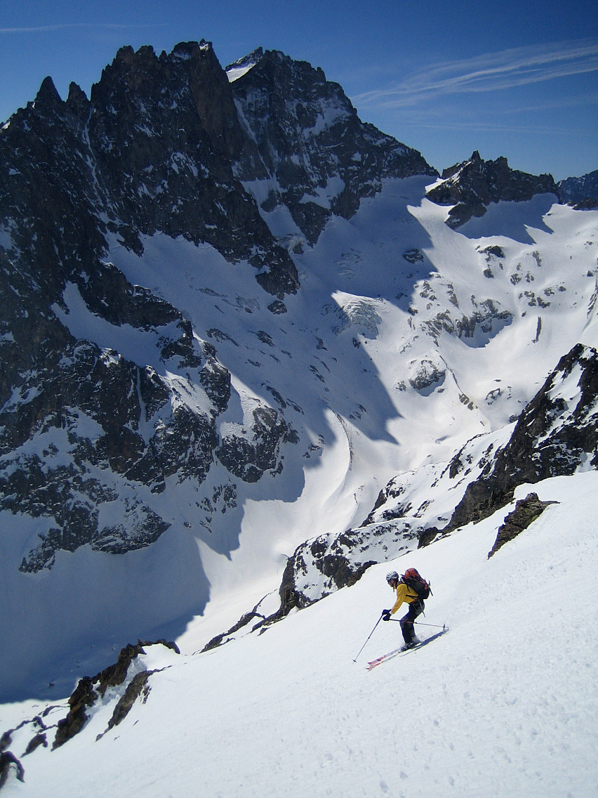 Descente de la face S de la Pointe Gravelotte, devant la face N de la Grande ruine