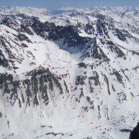 rouge : Face S du Roc Noir de Combeynot - bleu : Face SW de la Tête de Pradieu
