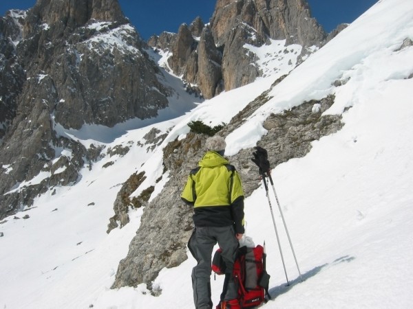 Salendo alla Cima Manstorna Sullo sfondo il ripido e suggestivo Vallone omonimo.
