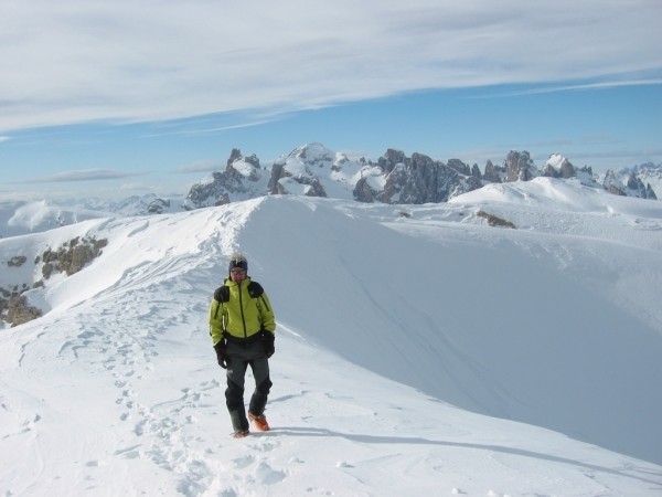 In vetta alla Cima Manstorna. Sullo sfondo Cimon della Pala e Cima Vezzana.