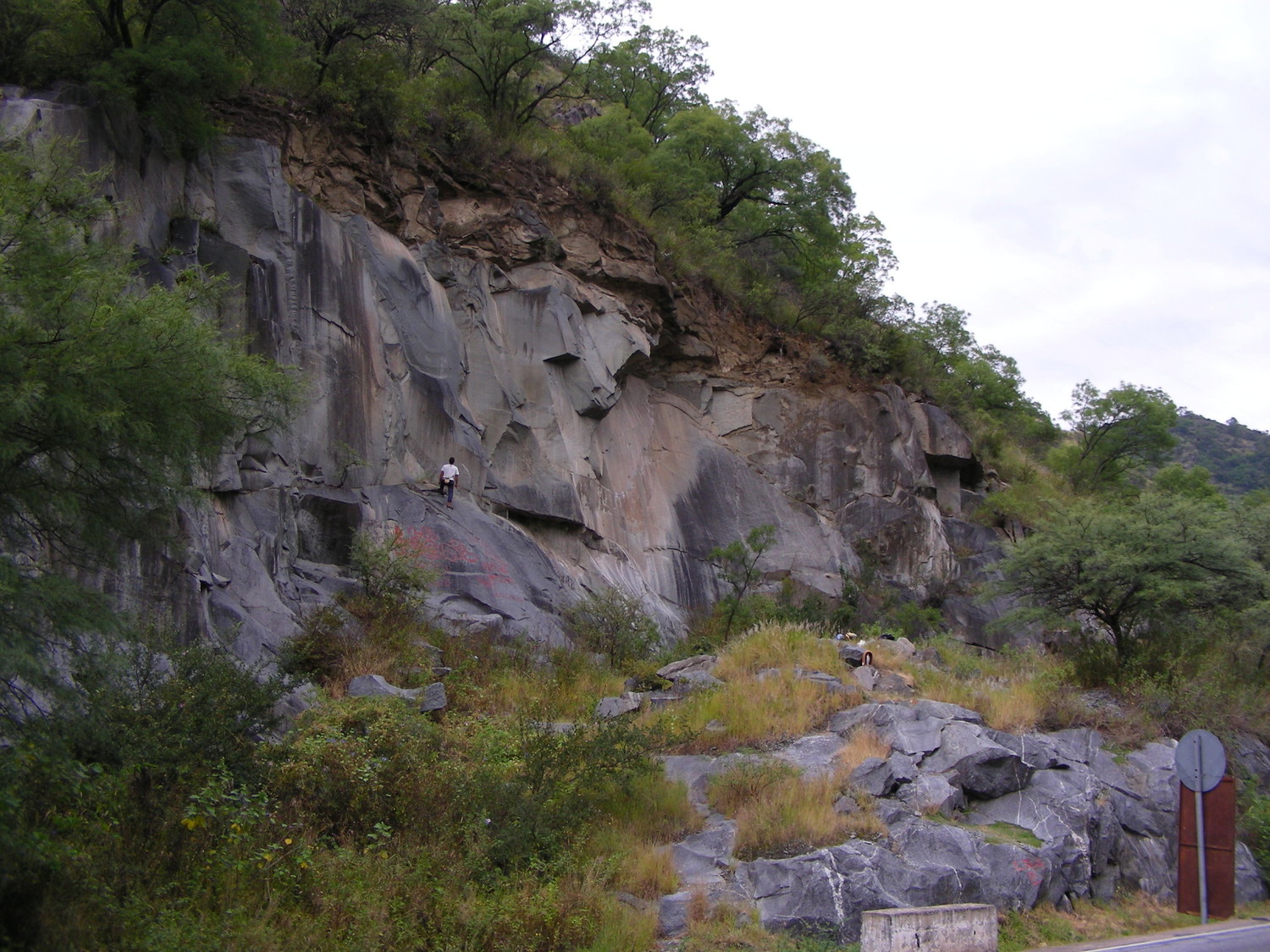 La pared de El Horno vista de la ruta