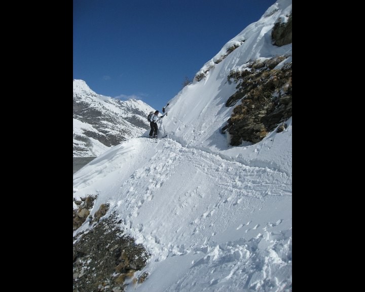 La longue traversée rive droite du lac de Mattmark