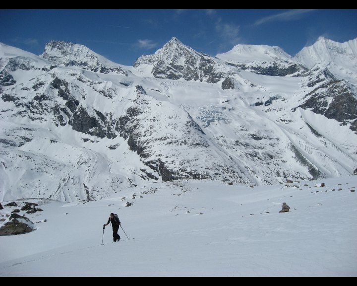 En montant au Stellihorn, vue sur les hauts sommets du Saastal
