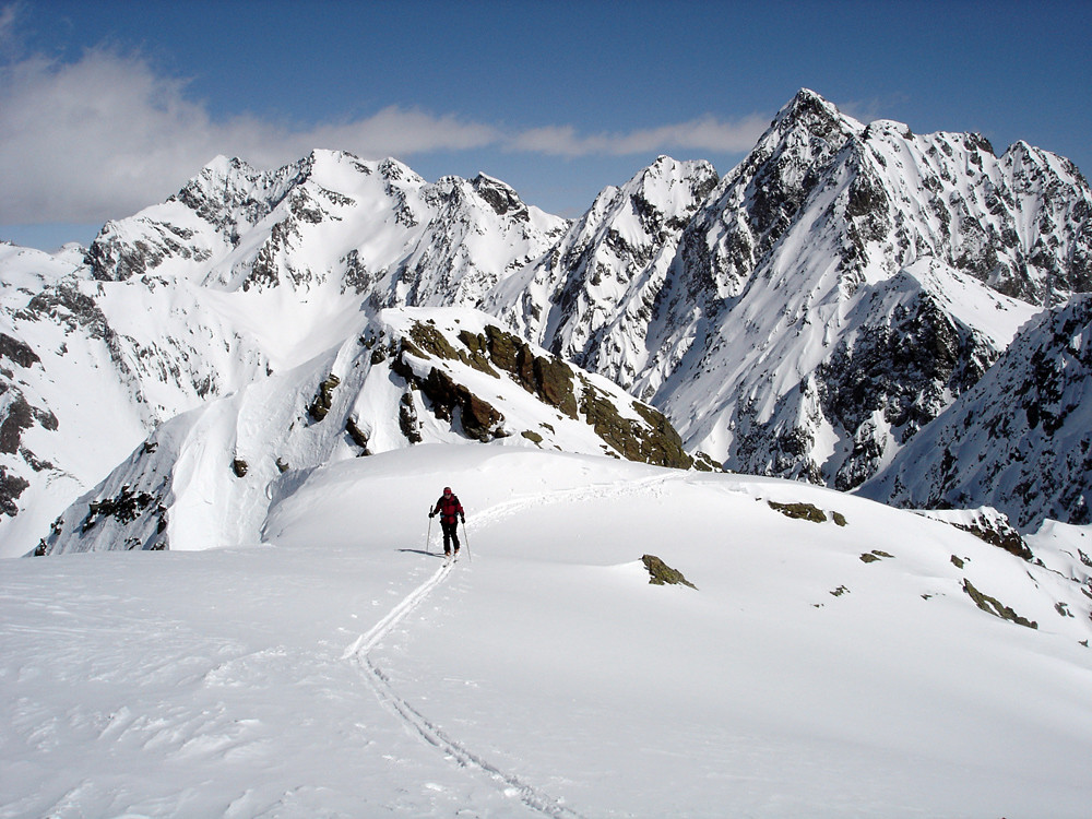 dalla vetta della Corna Rossa; alle spalle dello scialpinista, l'anticima NE 2912,9 m