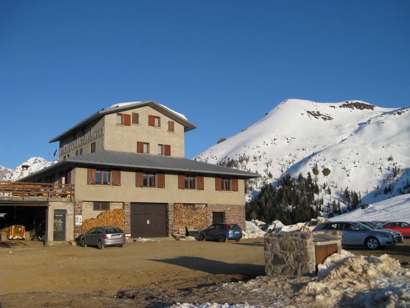 L'Albergo Monte Avaro con - sullo sfondo - il Monte Avaro.