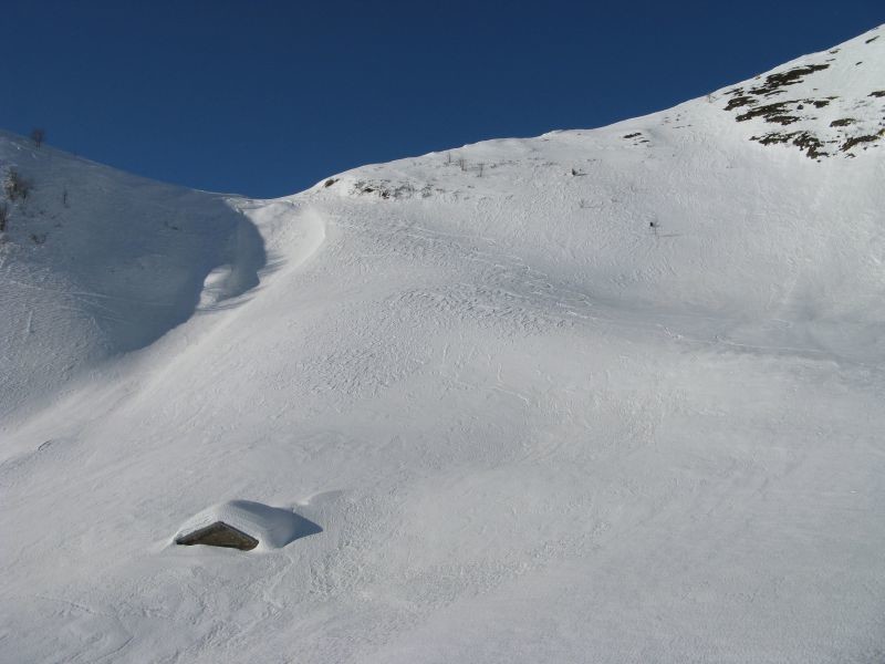 Il colle del Monte Foppa dalla conca sottostante.