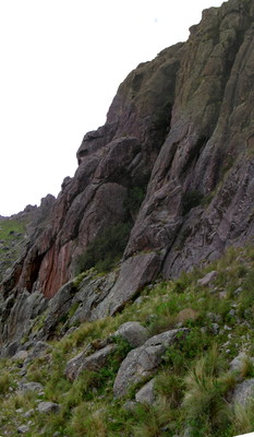 Vista general del sector del Ostiazo (Los Gigantes): se ve el muro color naranja y el rincon con el tabaquillo que da sombra Vista general del sector del Ostiazo (Los Gigantes): se ve el muro color naranja y el rincon con el tabaquillo que da sombra