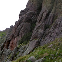 Vista general del sector del Ostiazo (Los Gigantes): se ve el muro color naranja y el rincon con el tabaquillo que da sombra
