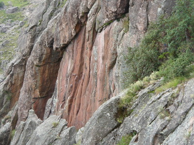 El muro naranjo del Ostiazo, de izquierda a derecha: Asperix (7b+, 18m), El Ostiazo (7a+, 22m) y Duracell (7b, 18m). El muro naranjo del Ostiazo, de izquierda a derecha: Asperix (7b+, 18m), El Ostiazo (7a+, 22m) y Duracell (7b, 18m).