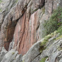 El muro naranjo del Ostiazo, de izquierda a derecha: Asperix (7b+, 18m), El Ostiazo (7a+, 22m) y Duracell (7b, 18m).