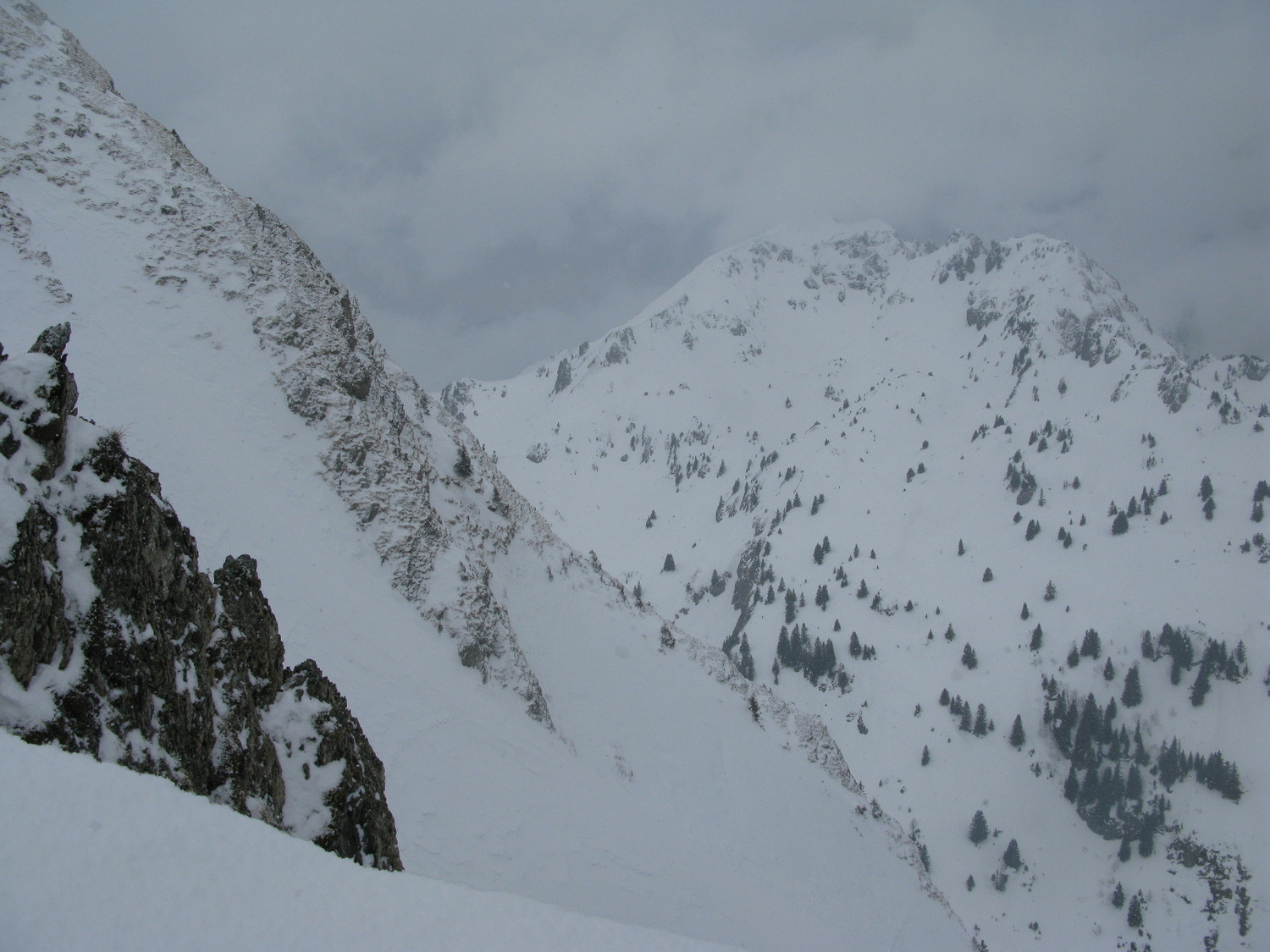 Chalune visitée hier en fin de journée, depuis le haut de la combe suspendue ...