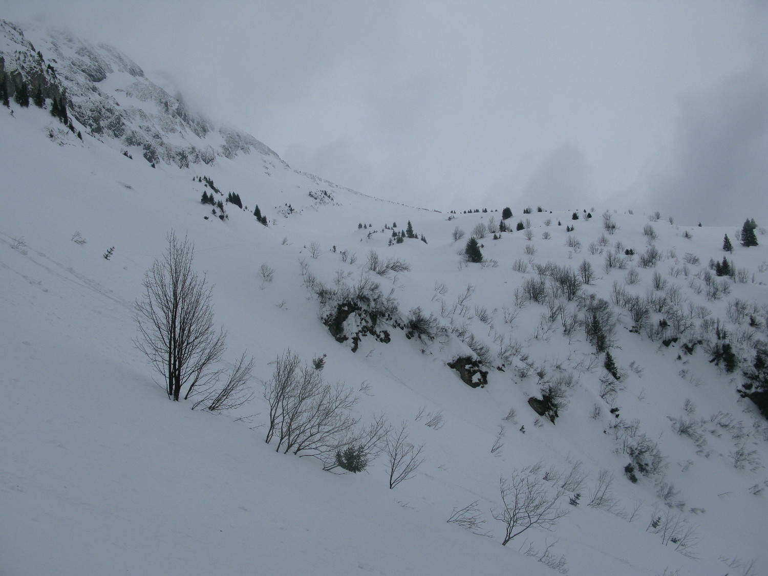 La combe suspendue sous les flancs N du Roc d'Enfer ...