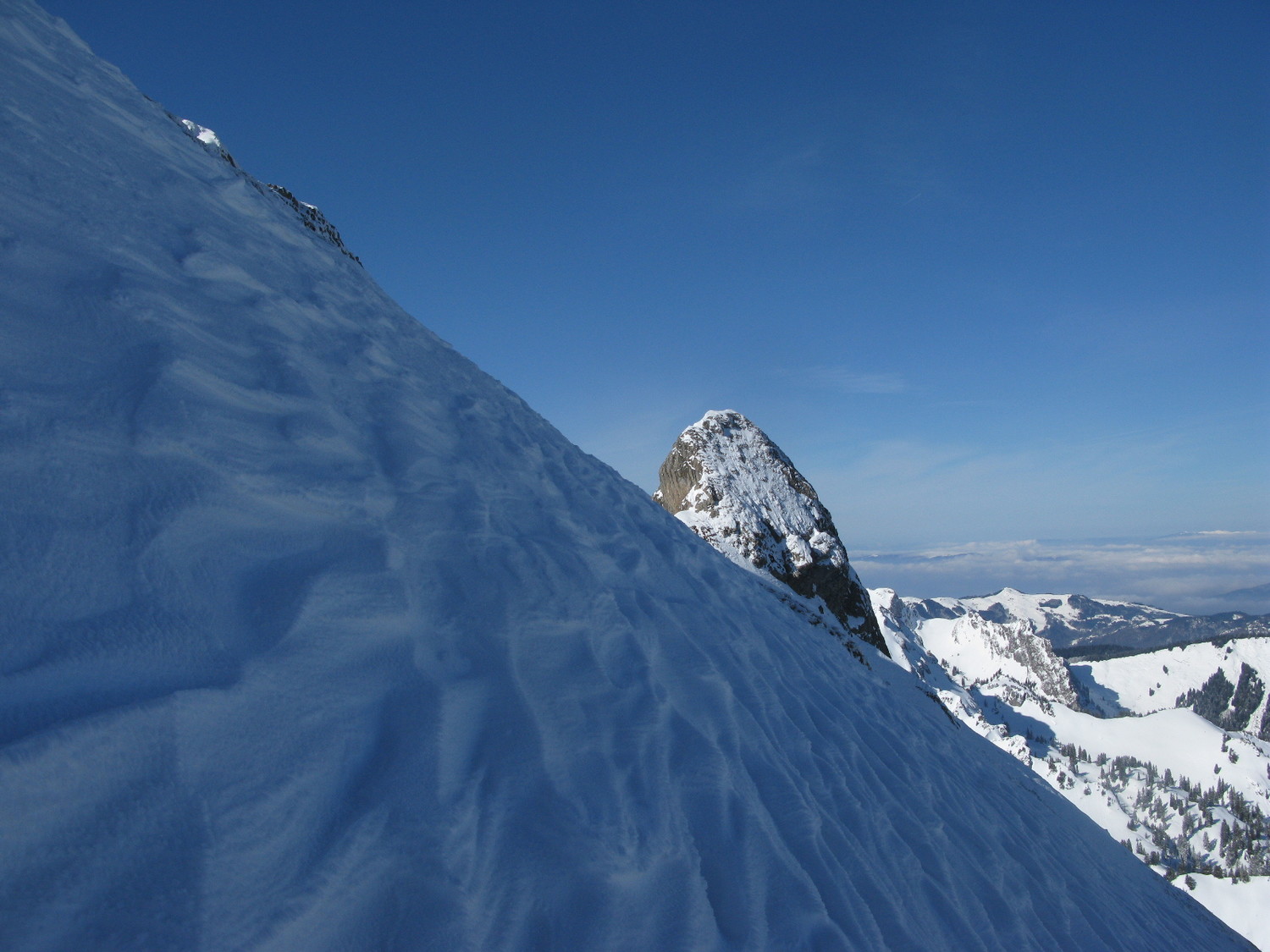 Le sommet W du Roc d'Enfer sous la Pointe de Haute Béne.