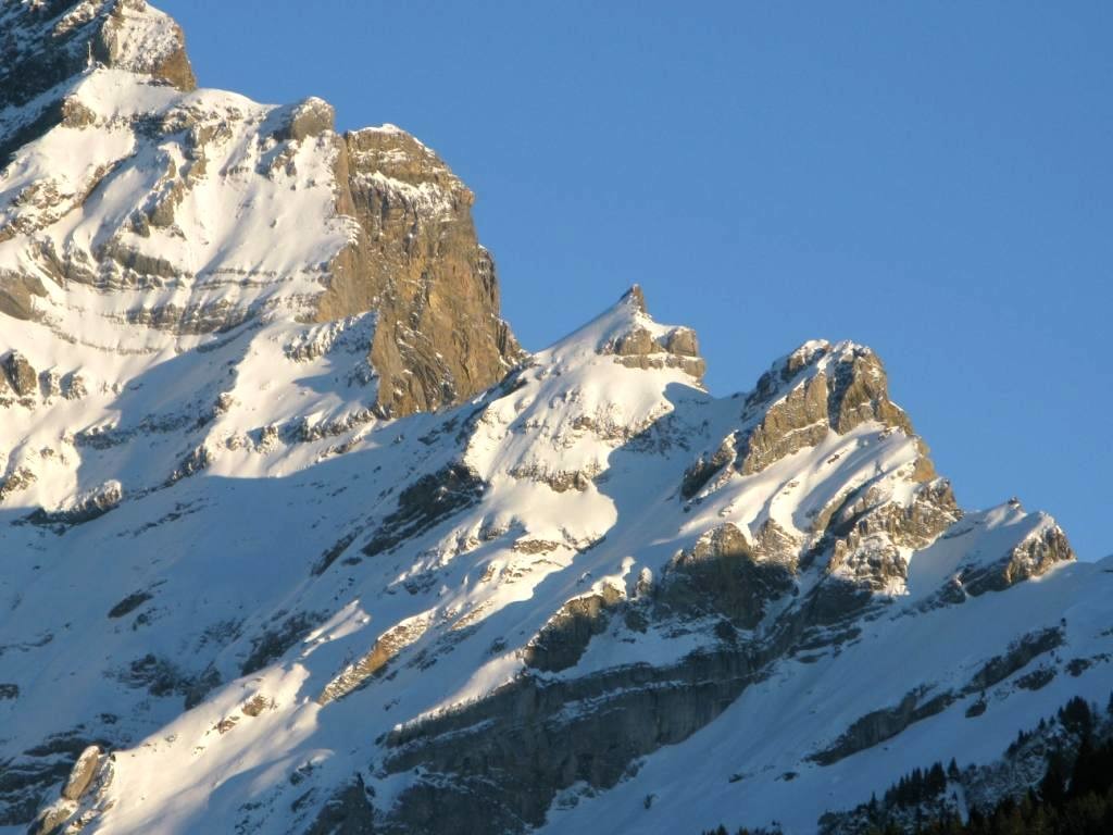 La très esthétique pointe E de Châtillon et sa face NW au soleil couchant