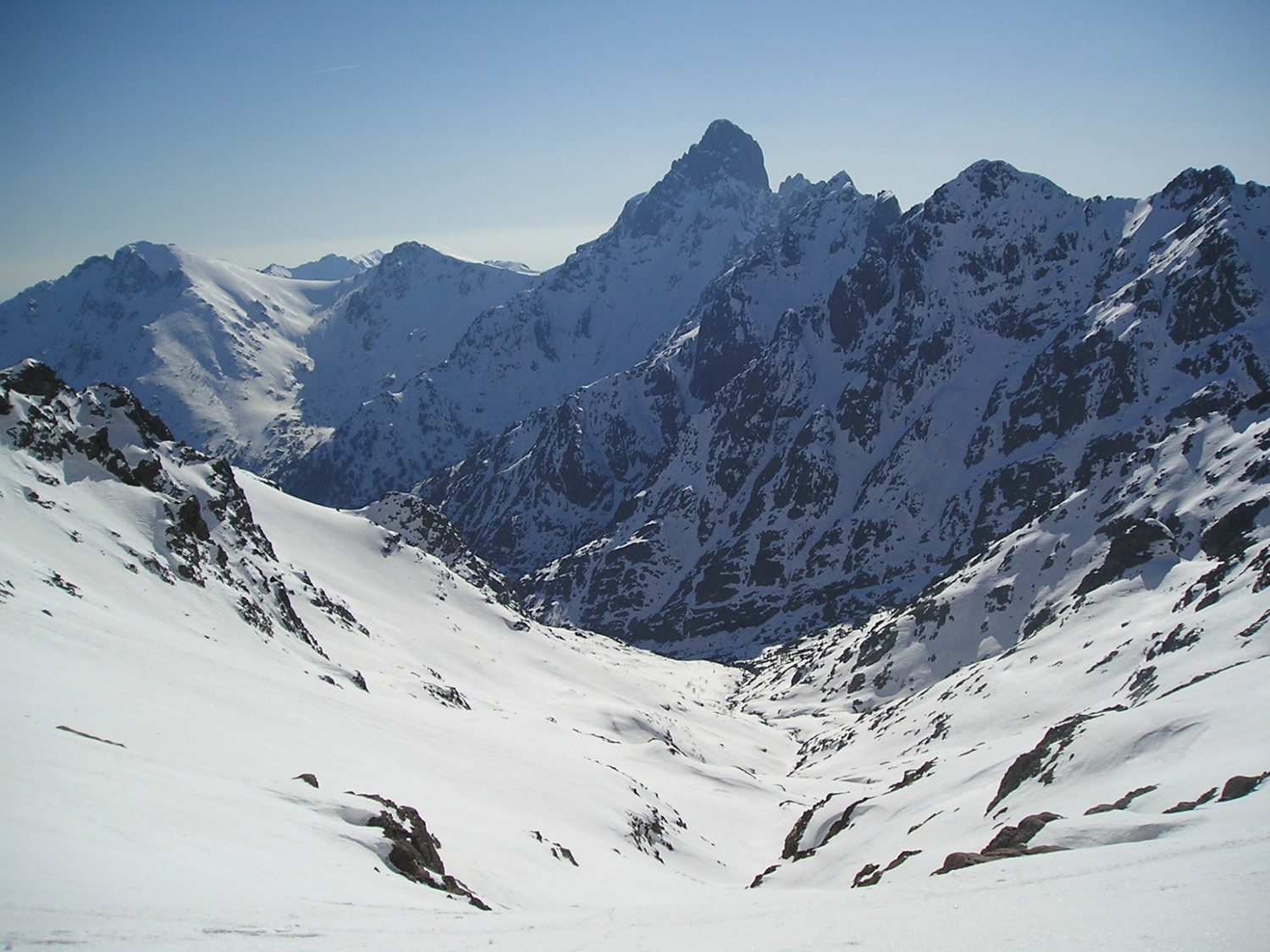 Vallon de descente sur Tighjettu. Le refuge est à la limite de l'ombre et du soleil.