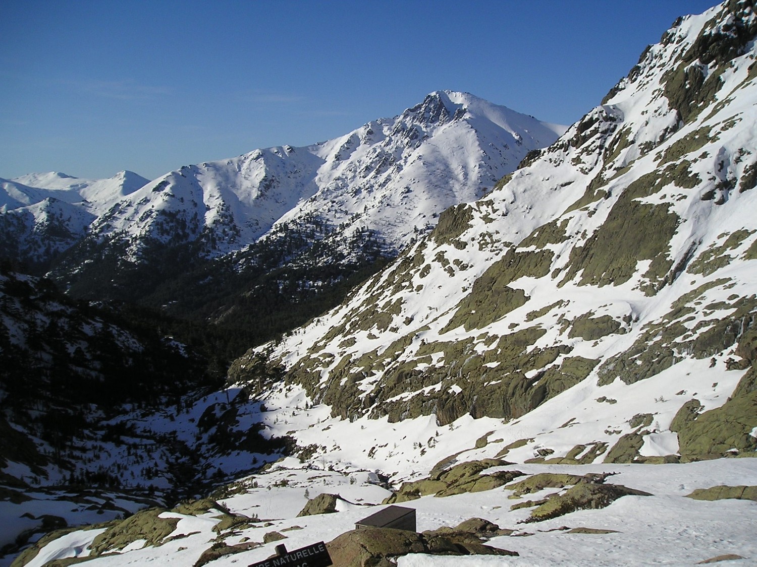 Vallon de descente, vue sur les couloirs nord de Licciola.