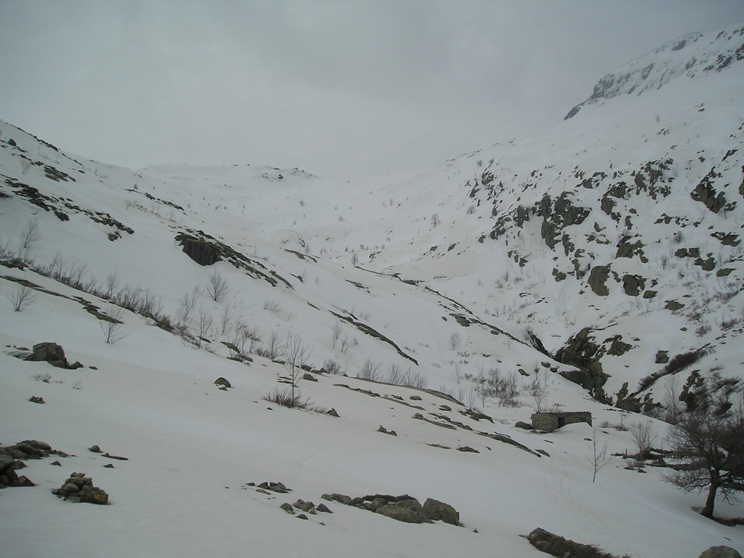 La bergerie de Colga et Bocca â Stazzona qui donne accès au lac de Nino.