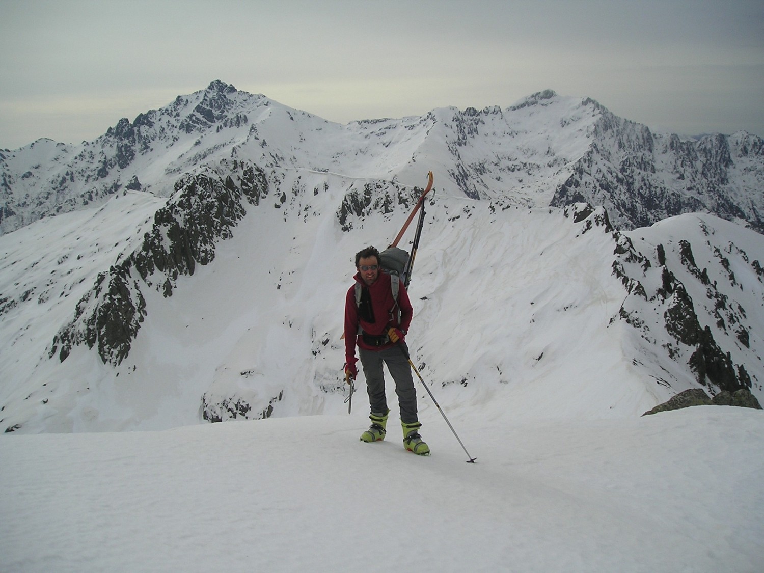 En haut de Pinzi Corbini devant le Monte d'Oro.