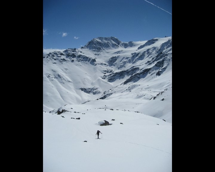 Sur l'arête SE du Pic d'Artsinol, vue sur la descente sur Evolène de la Pte de Vouasson